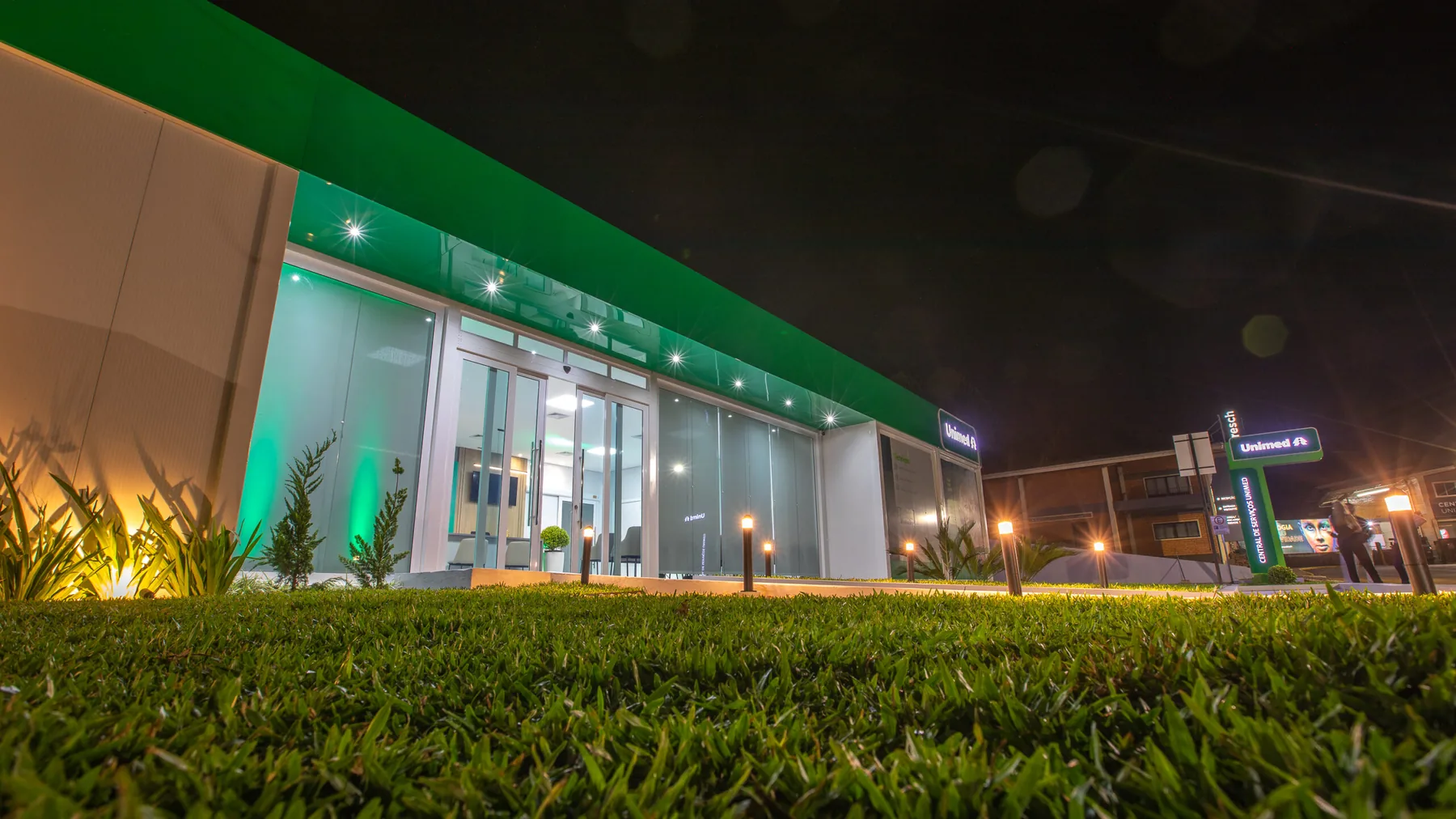 Unidade da Unimed construída pela Eccoprax, fotografada à noite